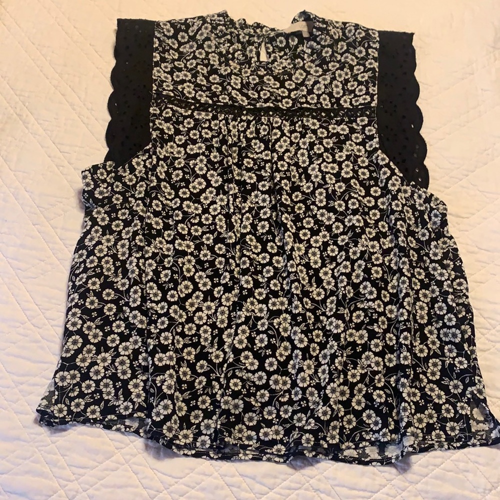 Loft sleeveless top. Black & White, XL
